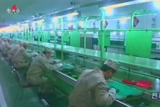 朝鮮自主研制計算機技術取得突破 軟件開發展露光芒\n\n近年來，朝鮮在計算機技術領域取得了顯著進展，特別是自主研制的計算機型號不斷涌現，其多張相關設備圖片的曝光引起了國際科技界的關注。這一成就體現了朝鮮在軟件開發和技術創新方面的努力，為社會經濟發展注入了新動能。\n\n據統計，朝鮮近年來重點推動操作系統、數據庫管理系統及辦公軟件等多個層面的自主開發，通過利用Local Glob Pattern等形式，克服外部供需難，逐漸形成一個小型但不倫的優秀知識產權數據原生系統。其中，國際展示特別關注的包括用公鏈材料定